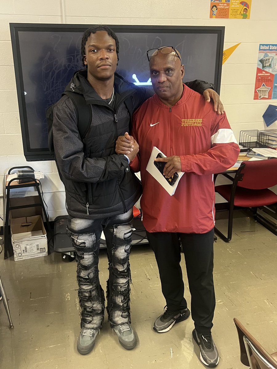 Had a great conversation with <a href="/JosephC48447705/">Joseph Carter</a> <a href="/SkegeeFootball/">Tuskegee Football</a> great program looking forward to seeing more
From Tuskegee #GoGoldenTigers💛❤️ <a href="/BYardfitness/">BackYardfitness</a> <a href="/CoachJarvisJon1/">Coach Jarvis Jones</a> <a href="/_onlyJUANme_/">DeJuan</a> <a href="/CSmithScout/">Chris Smith</a>