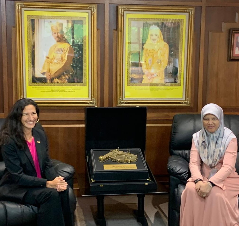 UKinBrunei's tweet photo. Our High Commissioner &amp; Head of Political met with 🇧🇳Attorney General, Datin Hjh Nor Hashimah, for an introductory courtesy call. They reflected on the strength of the legal relationship and explored areas for further cooperation 🇬🇧🤝🇧🇳 

Thank you for the warm welcome! https://t.co/J3z6c4KxkF
