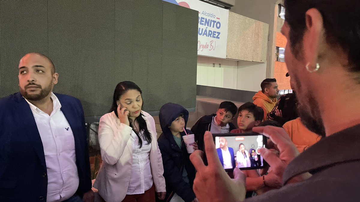 monacofelipe's tweet photo. Hoy madres, padres y jugadorxs nos reunimos en la @BJAlcaldia. Presentamos escrito formal. Protestamos. Salió la responsable Gabriela A. Sánchez Berthely, llamó a la entrenadora Maru Orozco, prometió recibirla mañana por la tarde, dar continuidad y revisar estado de instalaciones https://t.co/m7QFjnRSnz