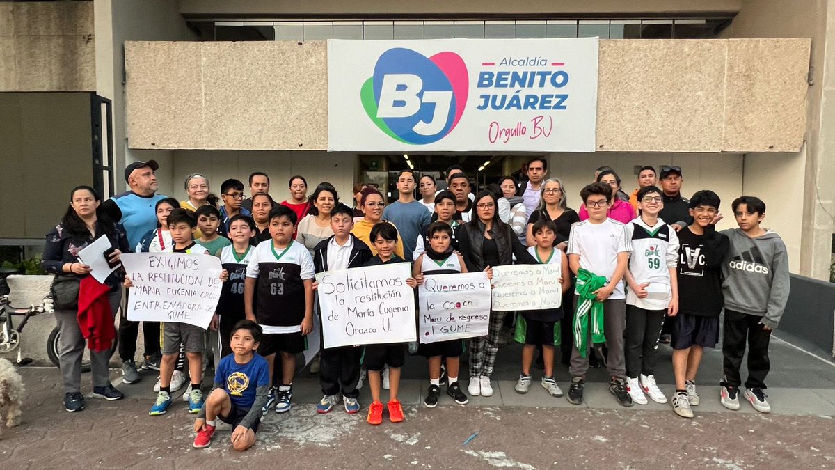monacofelipe's tweet photo. Hoy madres, padres y jugadorxs nos reunimos en la @BJAlcaldia. Presentamos escrito formal. Protestamos. Salió la responsable Gabriela A. Sánchez Berthely, llamó a la entrenadora Maru Orozco, prometió recibirla mañana por la tarde, dar continuidad y revisar estado de instalaciones https://t.co/m7QFjnRSnz