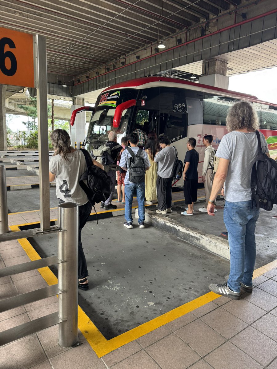 SJiDF4P97SyhvaF's tweet photo. 第一次体验坐跨国大巴，从新加坡去马来西亚马六甲，这趟大巴可以点到点直接到入住的酒店，不用两头往机场赶，とても便利です。全程共五个小时不到一点，票价23新币。当中会下车2次，第一次是从新加坡出境，带好护照下车即可，第二次是从马来西亚入境，需要带着全部行李过安检和刷护照。 https://t.co/i1vUzAu0SP
