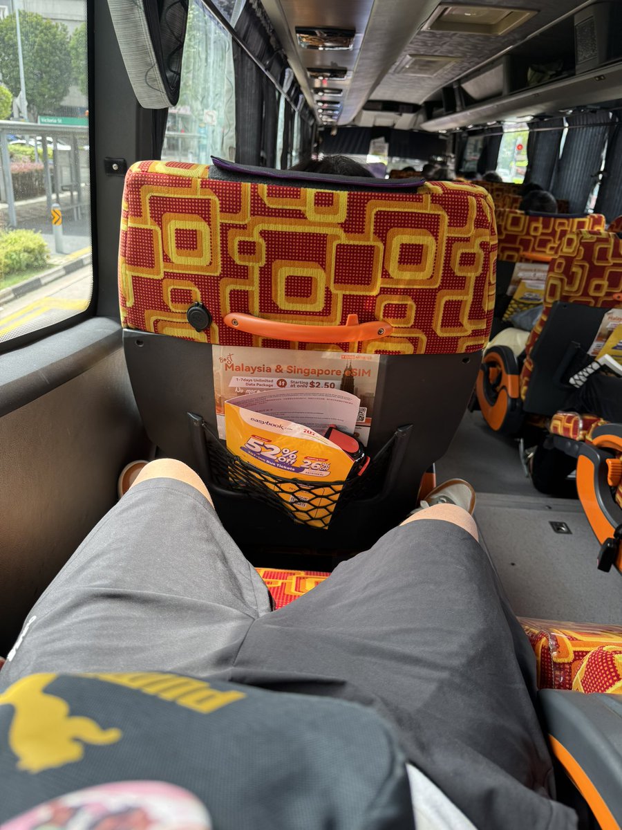 SJiDF4P97SyhvaF's tweet photo. 第一次体验坐跨国大巴，从新加坡去马来西亚马六甲，这趟大巴可以点到点直接到入住的酒店，不用两头往机场赶，とても便利です。全程共五个小时不到一点，票价23新币。当中会下车2次，第一次是从新加坡出境，带好护照下车即可，第二次是从马来西亚入境，需要带着全部行李过安检和刷护照。 https://t.co/i1vUzAu0SP
