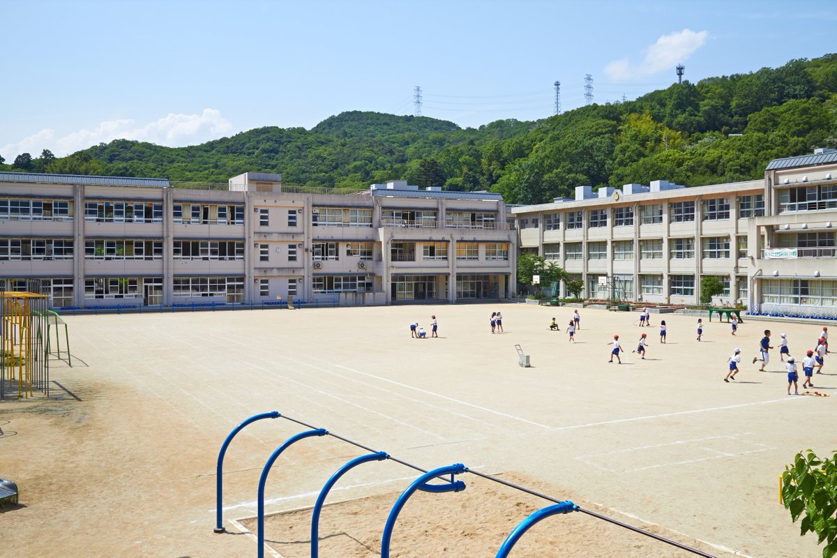 SasakawaF's tweet photo. According to a survey on problematic behavior and non-attendance of school children by the MEXT, during the 2023 academic year, a record number 346,482 students refused to attend school for 30 days or more. 

👇
https://t.co/FcVqNrdldq https://t.co/YvrHYWnMjJ