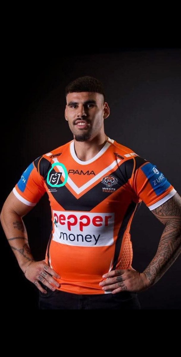 DamienGarth's tweet photo. @WestsTigers @STEEDEN_Intl @nrl Guys can we not fix this ???? It does my head in.... move the logo, change the colour, widen the stripe.....anything to avoid this overlap!!! Attention to detail please !!!! https://t.co/xQtxcPXxUp