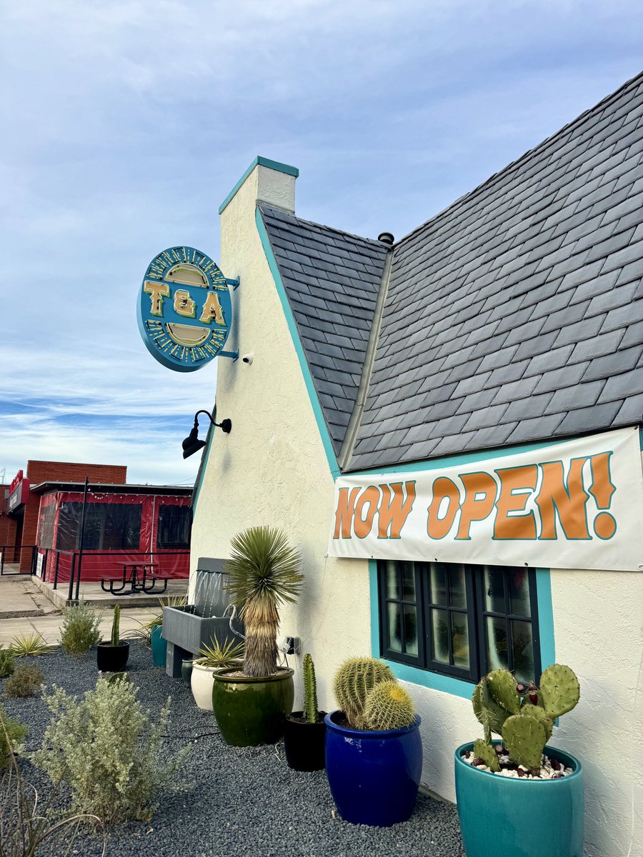 CarrolltonTX's tweet photo. Calling all foodies: Tacos and Avocados has officially opened in Carrollton! Located at 1309 S Broadway St, the restaurant brings authentic Mexican cuisine with a Texas twist. Mayor Steve Babick and City Council joined a ribbon-cutting ceremony today, celebrating the GUAC-TASTIC new addition to Downtown Carrollton. 🌮🥑