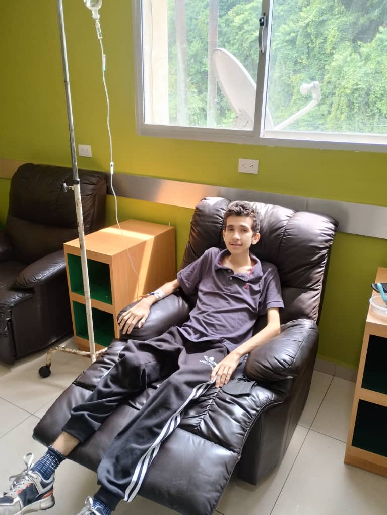 MamaLisVzla's tweet image. Él es Gabriel Herrera, adolescente de 15 años diagnosticado con adenocarcinoma de páncreas con Mt en hígado, necesita urgente que lo apoyemos, necesita Enterex Hepatic: debido a que por su delgadez extrema y la afectación del hígado es lo  recomendado para poder parar su…