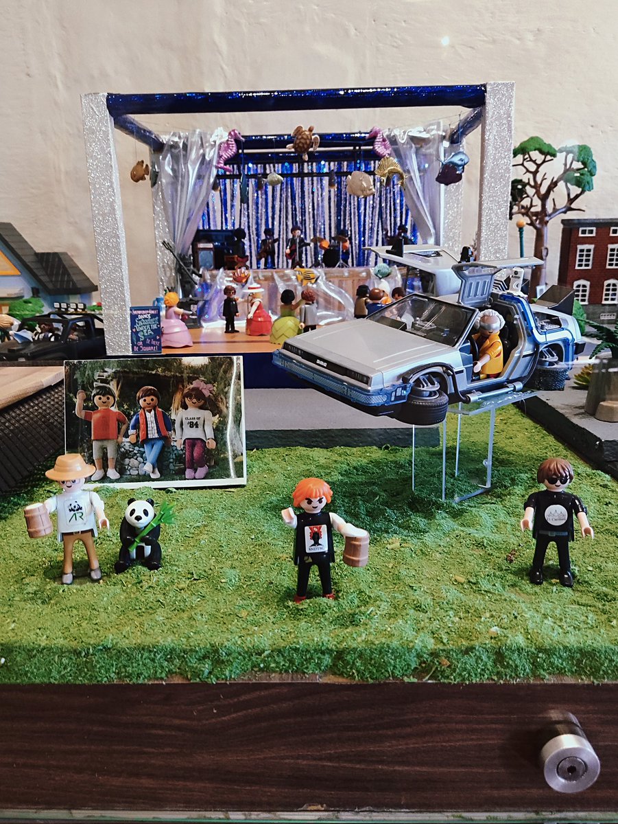 MexicoViajeraa's tweet photo. ¿Eres gallina, McFly? #Playmobil  #BacktotheFuture #Museo https://t.co/CkkeZu5Wg3