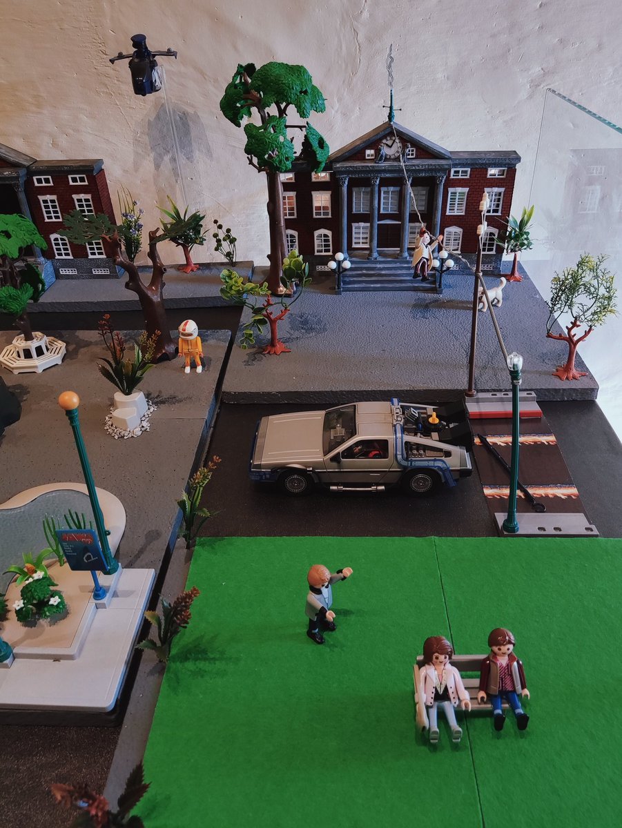 MexicoViajeraa's tweet photo. ¿Eres gallina, McFly? #Playmobil  #BacktotheFuture #Museo https://t.co/CkkeZu5Wg3