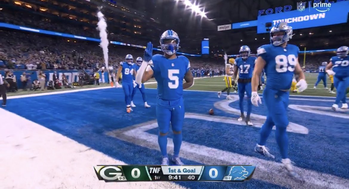FBCoachMitch's tweet photo. @Lions David Montgomery with the Boy Scout Salute! #EagleScout #BePrepared https://t.co/Ux0lb3hbOt