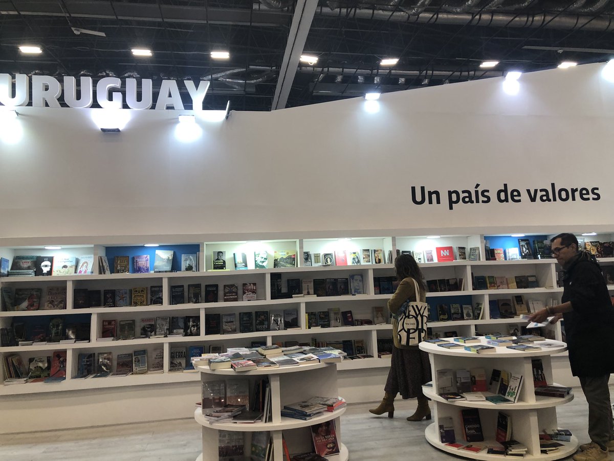 chibymort's tweet photo. Esta semana anduve en la FIL Gdl y en cuanto me topé con este stand no pude evitar acordarme de mis uruguayos favoritos (@perdidoseter y @tortuliapodcast) ☺️, además me topé con un stand de una editorial de juegos argentinos. Así que tuve unos días rioplatenses https://t.co/vF3Ad08wap