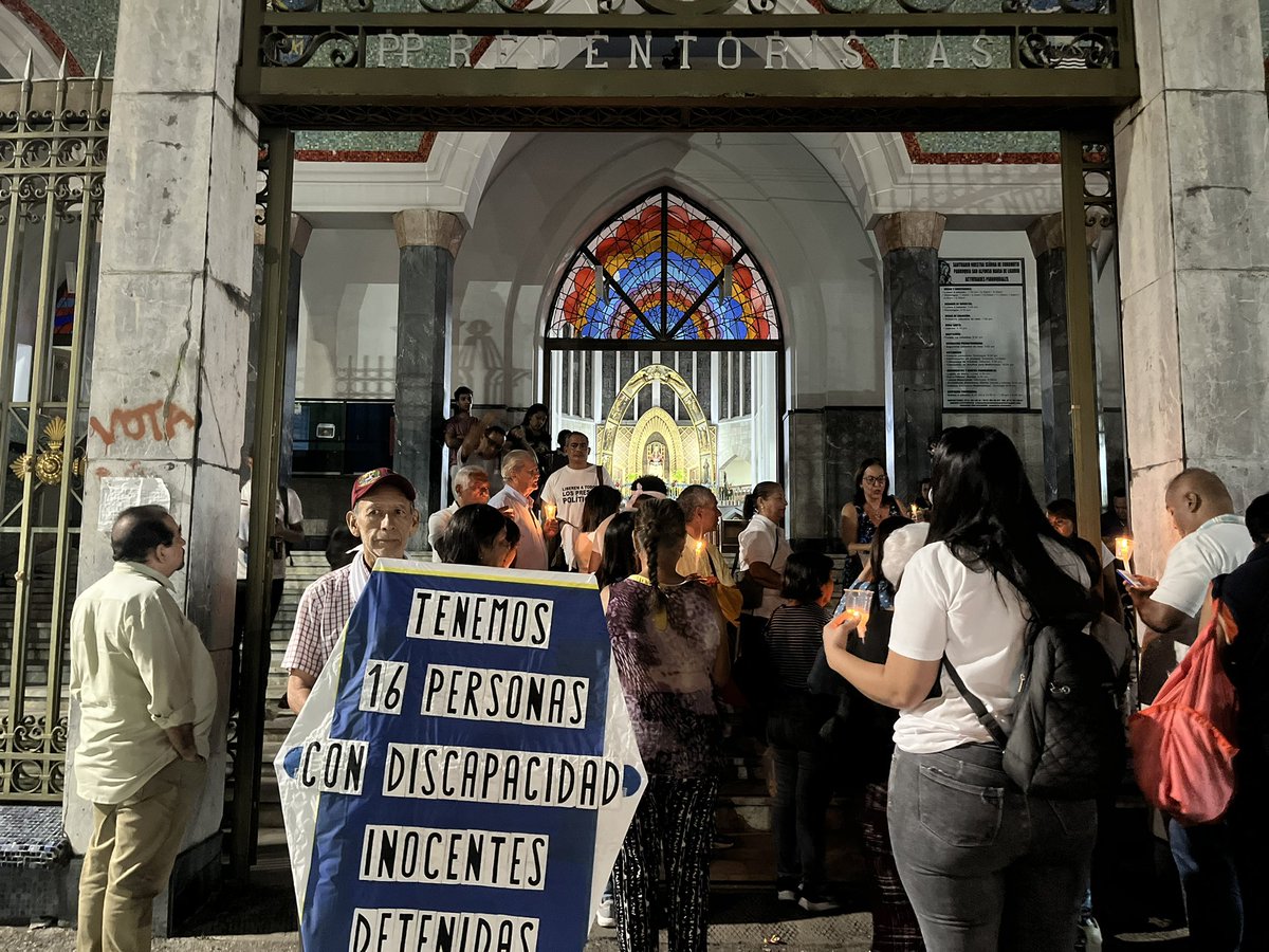 CAMINATA POR LA LIBERTAD | Luego de la misa en la Iglesia Nuestra Señora de la Coromoto, en el Paraíso, este jueves #5Dic, familiares, trabajadores y organizaciones de derechos humanos, realizamos caminata en oración y con velas encendidas por la libertad de todos los presos