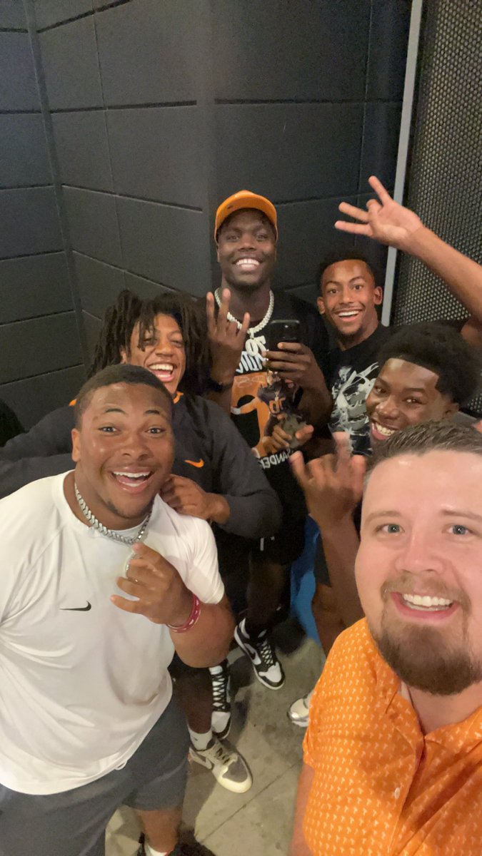 MillzyFBaby's tweet photo. That feeling when you find out @DavidLSandersJr did sign 😅🍊. Congrats my boy. Let’s work! https://t.co/HgQAFz5zeO