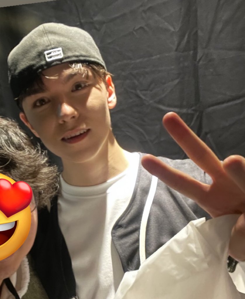 기타리스트분 인스타에 #버논 🖤

아마 내 기억으로는 miss you 같이 작업 하셨던걸로 기억하는데 어제 도쿄돔 콘서트 보셨나봐 🖤 예쁜아 ✌️✌️