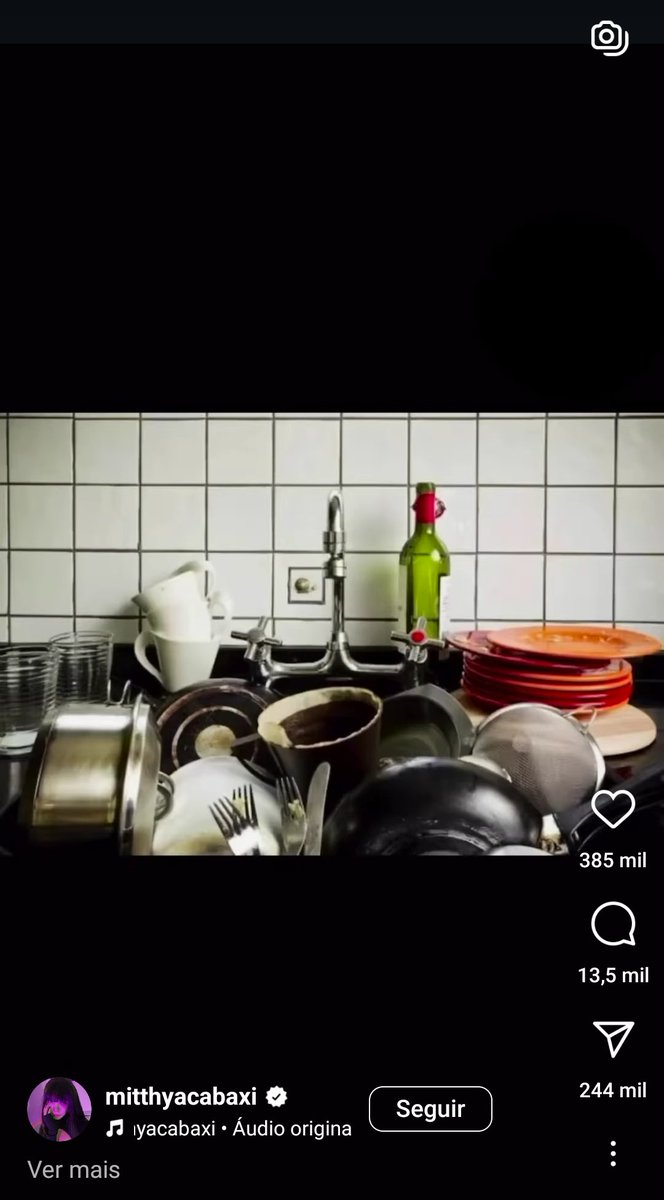 toda vez que aparece vídeo dessa vagabunda feia fazendo piada machista pra conseguir atenção de homem eu saio imediatamente do instagram e vou fazer outra coisa