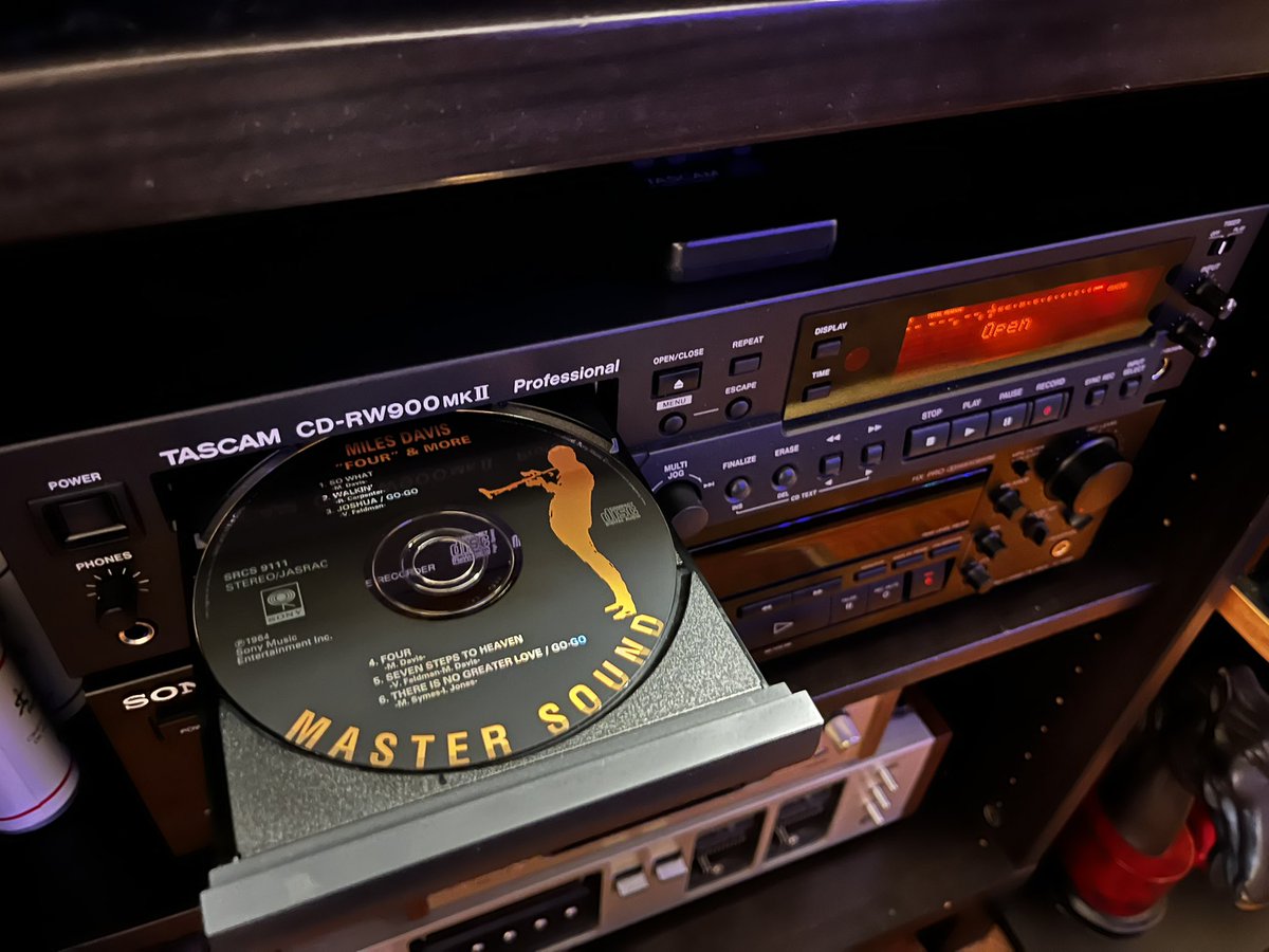 MrSaratoga's tweet image. Friday-eve Jazz with Miles Davis. Recorded at Lincoln Center in 1964, “Four and More”

Columbia / Sony SRCS 9111
Japan issue 
1996

#milesdavis #nowplaying #compactdisc