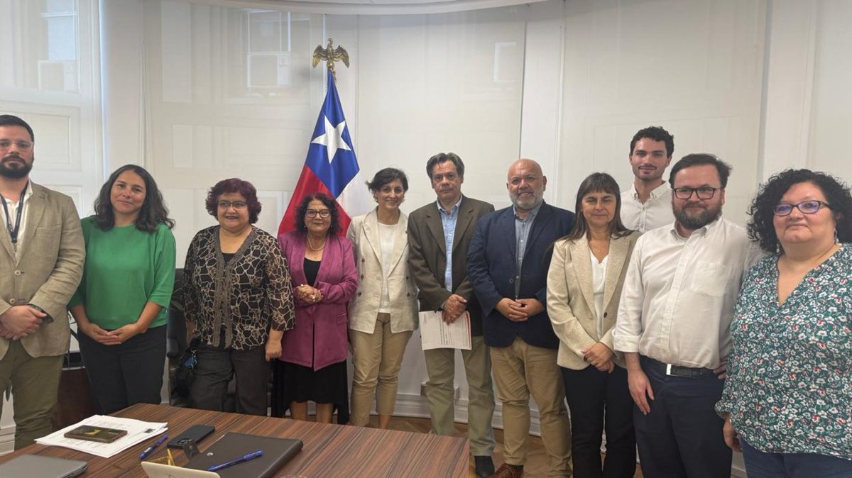 MesaSalud's tweet photo. Hoy Mesa Ciudadana @MesaSalud nos reunimos con la Ministra de Salud @ximenaguilera @ministeriosalud para evaluar avances en políticas para el control del tabaco y barreras que entorpecen seguir alineándonos con Convenio Marco de la @WHO para el Control del Tabaco @FCTCofficial https://t.co/zewJLJ8VFA