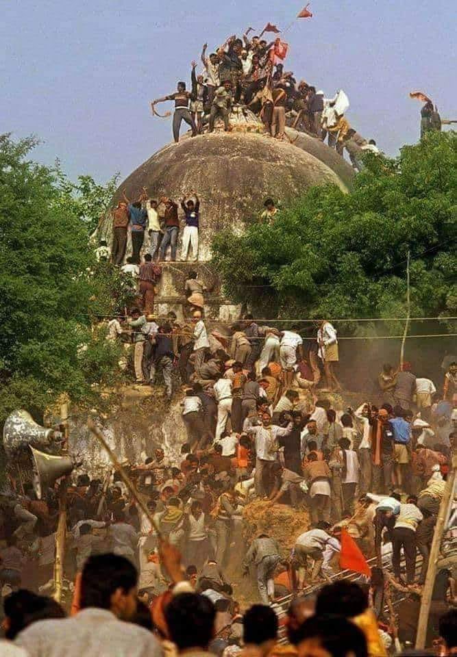 samvadJodhpur's tweet photo. #शौर्य_दिवस
विधर्मी आतंकी बाबर ने हमारे आराध्य प्रभु श्री राम जी का मंदिर विध्वंस कर मस्जिद बना दी,सैकड़ों वर्षों तक संघर्ष कर इस कलंक को हिंदू समाज ने  #6_दिसम्बर 1992 को धो दिया,सैकड़ों कारसेवकों के अमर बलिदान स्वरूप आज अयोध्या में मंदिर निर्माण हो पाया है
#जय_श्री_राम‌‌ https://t.co/3fRLrAE259