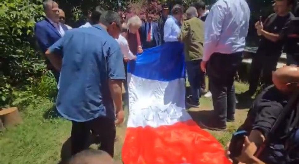 MariaFdaCabal's tweet photo. Nuestra bandera es amarillo, azul y rojo, el otro trapo es el símbolo del terrorismo del M-19. 

Petro deshonra este país. https://t.co/cgyrT1fsHU