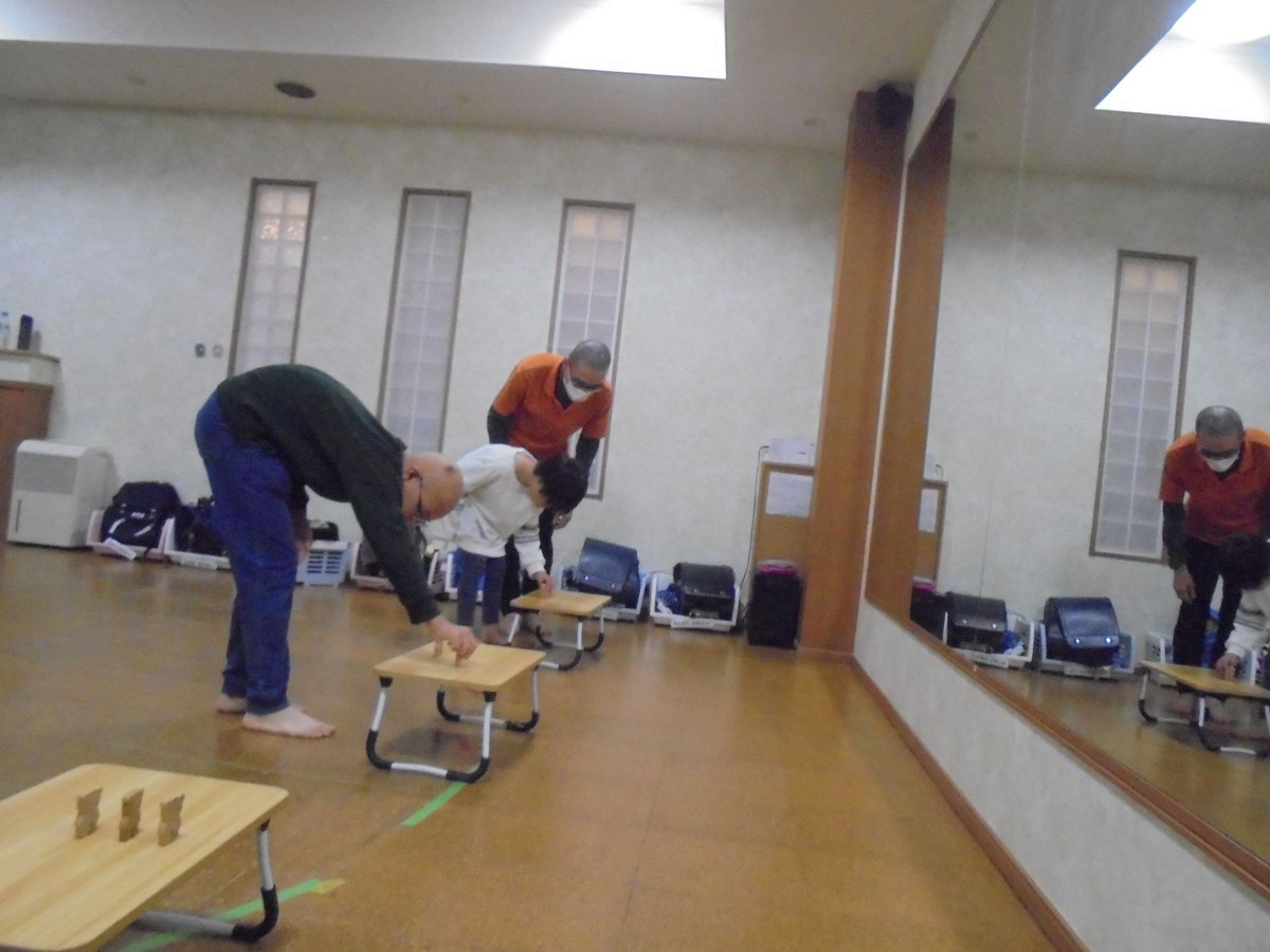 maruta215's tweet photo. 皆さん、こんにちは！
今回は「くまさん立てゲーム」の様子をお伝えします‼
子どもたちは素早く丁寧にドミノを立てることができました😄
#放課後等デイサービス
#運動
#療育
#ドミノ
#くま
#ゲーム
#子ども
#神奈川
#横浜
#港北区
#神奈川区
#緑区 https://t.co/cCIqpS3Fts