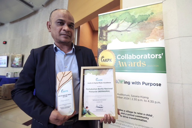 bernamadotcom's tweet photo. Bernama Wins Audio &amp; Digital Media Excellence Award at AKPK Collaborators’ Awards 

https://t.co/9agtrgVCYh 

#BernamaNews https://t.co/PvwIQBq0Wi
