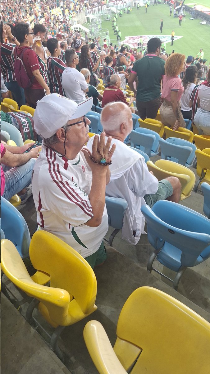 Esse é o seu Fernando. Ele passou o jogo rezando do primeiro ao último minuto. Chamou a Bebel pra rezar com ele, e deu certo. Fluminense é pra quem acredita, apesar dos pesares!

Essa diretoria lixosa não merece a torcida que tem. Te odeio, Mário Bittencourt!