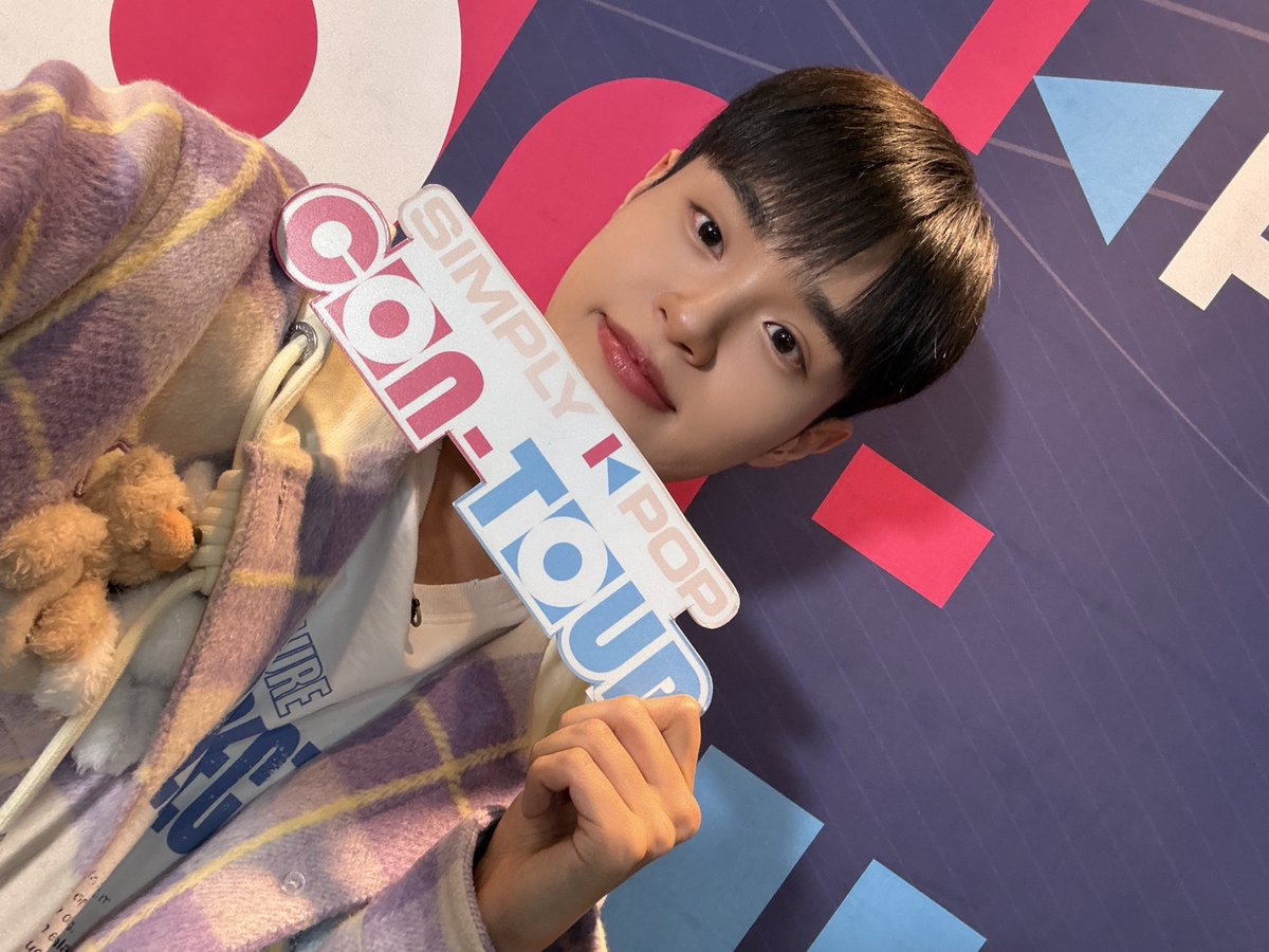 _Simplykpop's tweet photo. To everyone who tuned into #SimplyCONTOUR this year, thank you for loving, cherishing, supporting, & encouraging our MC #DAEHWI!
And please continue to do so with today's episode at 1pm KST, because our #MC_HWI deserves only the best...โฅ
https://t.co/lyGuq8ZHcV https://t.co/5AXpPEp7WS