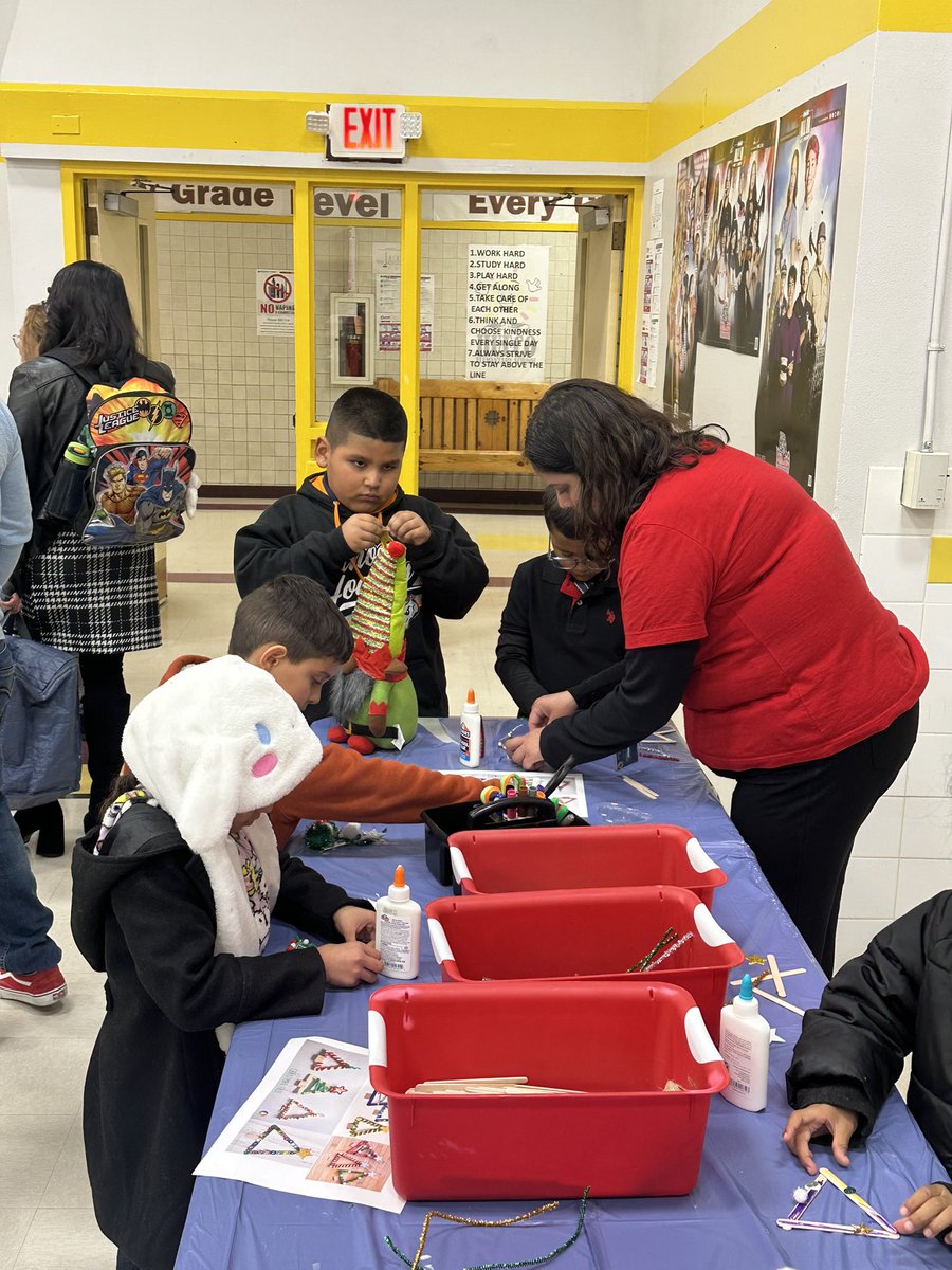EReyes_CI's tweet photo. ¡Una hermosa celebración navideña para los estudiantes de la academia de dos idiomas en @Hueco_ES! Lots of smiles, laughter, reading activities, and food! ☀️ Thank you teachers for a wonderful evening! #TeamSISD #AllIn https://t.co/yZyAsfKlFl
