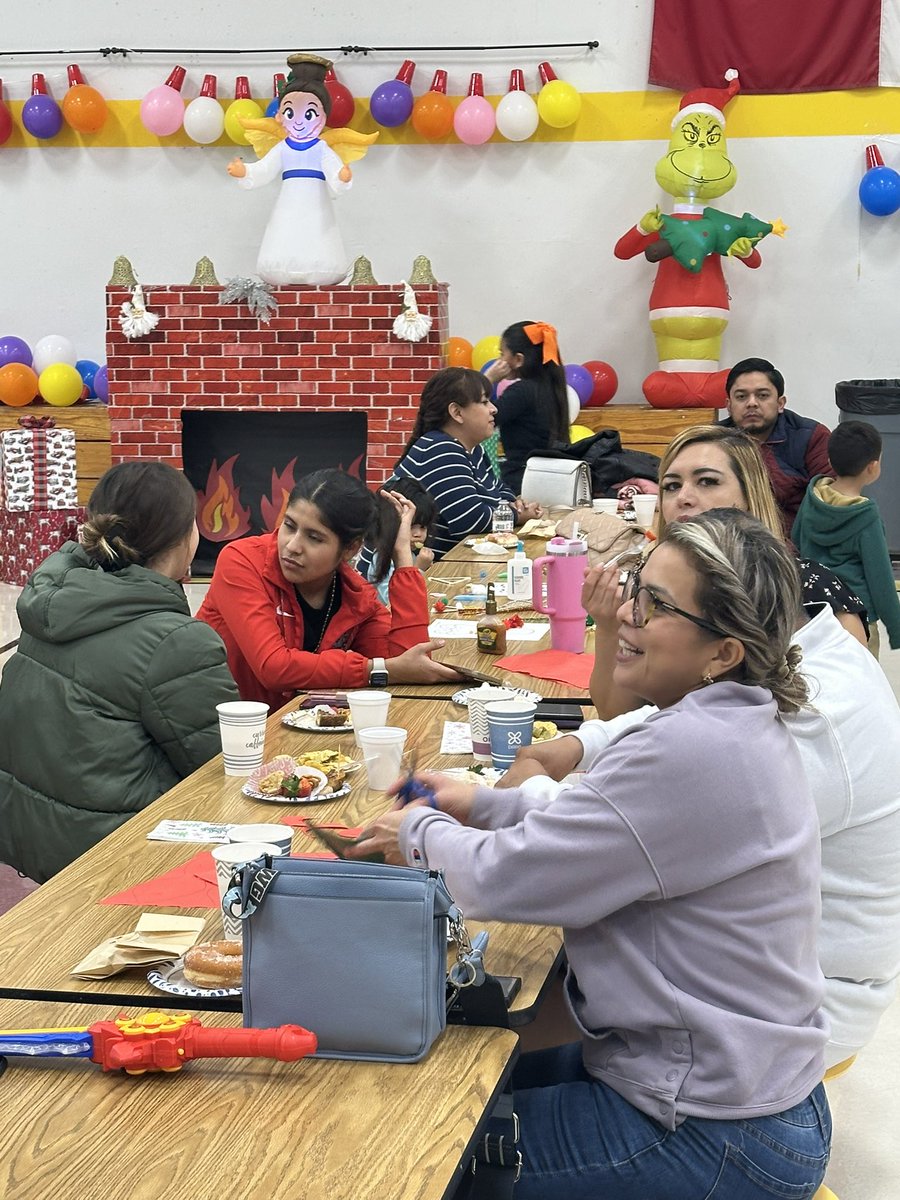 EReyes_CI's tweet photo. ¡Una hermosa celebración navideña para los estudiantes de la academia de dos idiomas en @Hueco_ES! Lots of smiles, laughter, reading activities, and food! ☀️ Thank you teachers for a wonderful evening! #TeamSISD #AllIn https://t.co/yZyAsfKlFl