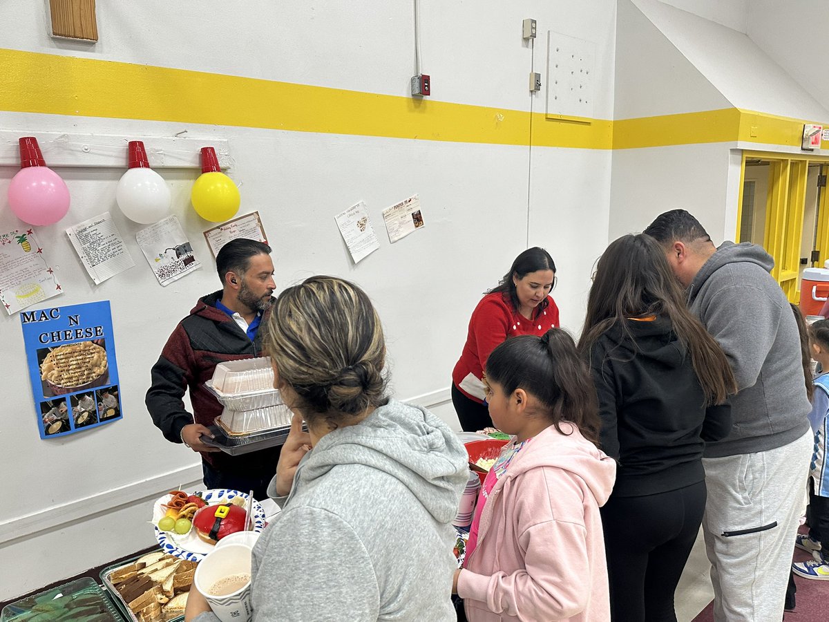 EReyes_CI's tweet photo. ¡Una hermosa celebración navideña para los estudiantes de la academia de dos idiomas en @Hueco_ES! Lots of smiles, laughter, reading activities, and food! ☀️ Thank you teachers for a wonderful evening! #TeamSISD #AllIn https://t.co/yZyAsfKlFl