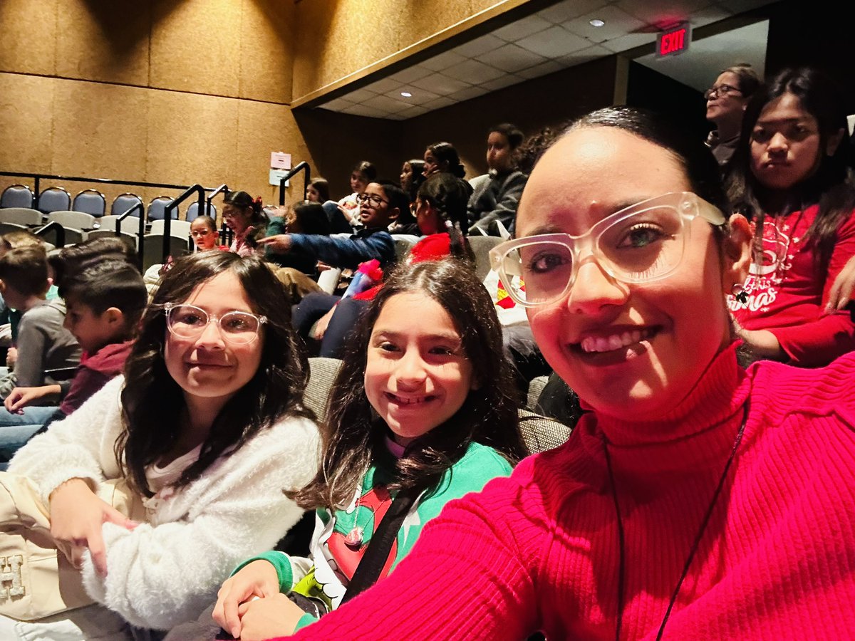 Nancyteaches3's tweet photo. 📖💫 Readers got rewarded! 🐰🎩 @UTEP theater presentation of my favorite teacher book of all times. Amazing performance.  🎭 @CanutilloISD @ReyesElementary https://t.co/0YymMJsDuA