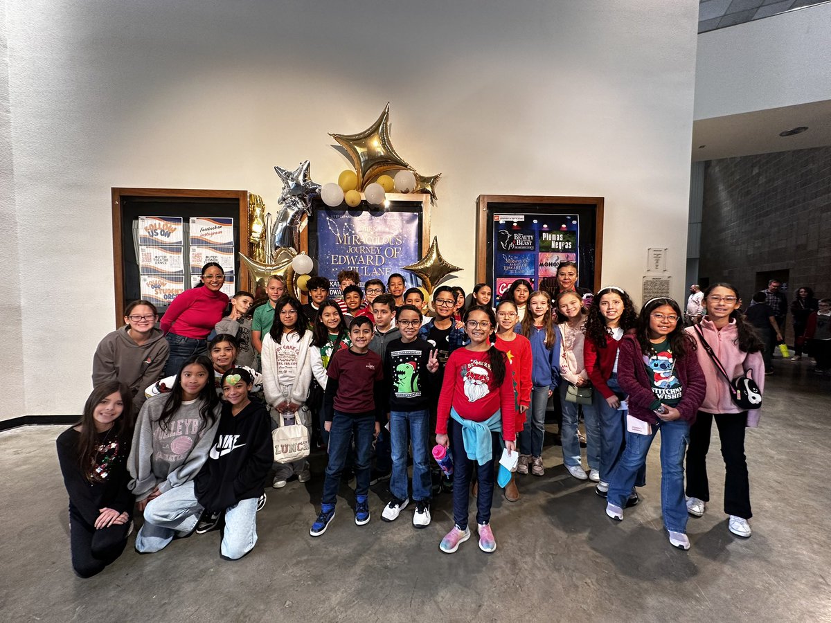 Nancyteaches3's tweet photo. 📖💫 Readers got rewarded! 🐰🎩 @UTEP theater presentation of my favorite teacher book of all times. Amazing performance.  🎭 @CanutilloISD @ReyesElementary https://t.co/0YymMJsDuA