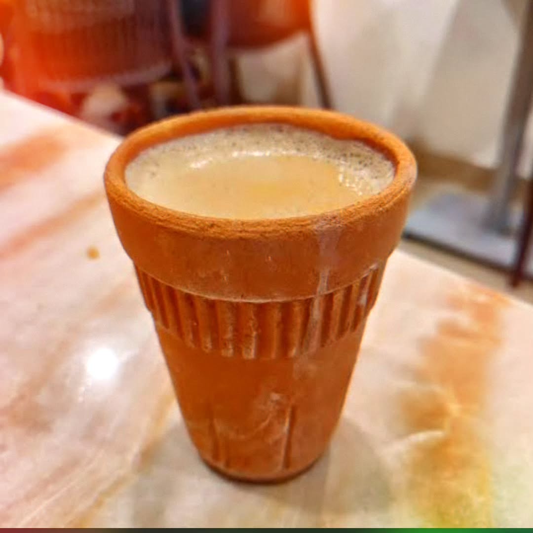 इस भागते हुए वक़्त पर कैसे लगाम लगाई जाएँ,
ऐ वक़्त आ बैठ तुझे एक कप चाय पिलाई जाएँ.
🙏🙏