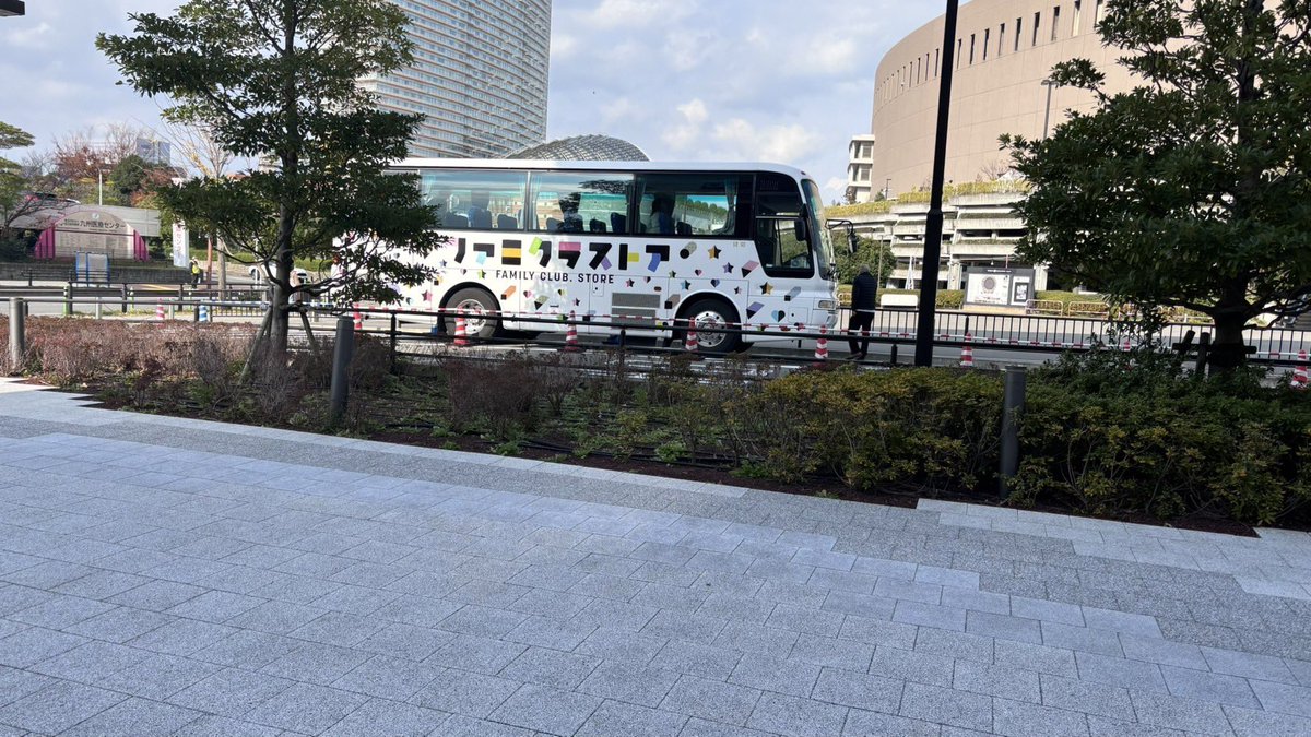 kis_y_47's tweet photo. ？！
初めて見た
ファミクラのシャトルバス的な？？ https://t.co/7F2JCY3akJ