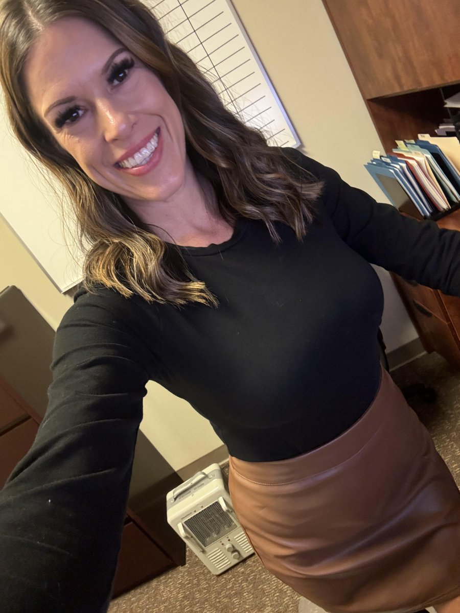 MomsGoneWild8's tweet photo. Would you have a lunch with a mommy? https://t.co/WQE0KtL28B