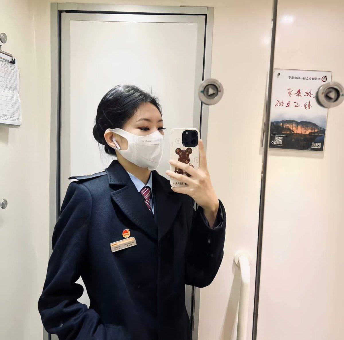 BooTikcat's tweet photo. 高铁女模服务人员穿着制服摆拍 凸显身材，这诱人的肥臀真是让看的直勾眼穿着性感的透明内内 168厘米身高 与乘务车长勾结��一起，俩人终点站酒店约会啪啪，这是渴望已久的重情欲望！

点击链接 https://t.co/MyAPgmumVj

图片：28P     视频：17：59分钟

#需求 #生理 #女神 #反差表 #少妇 https://t.co/kwM3UoRvRg