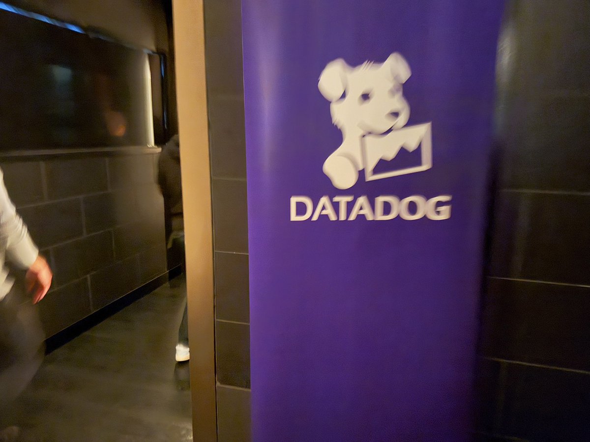 kikulabo's tweet image. Datadog のパーティに参加してる！ラスベガスでお寿司を食べてる🍣 #AWSreInvent  #Datadog