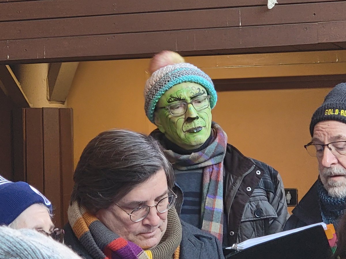 Reformed Grinch in a choir! #Mysticalsmilesfacepainting #desireemarievelez