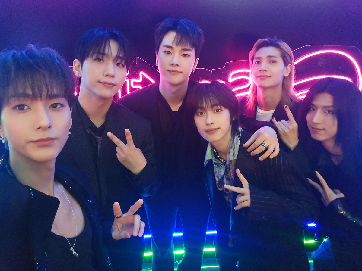 XH_official's tweet image. [ #Xtra_Scenes ]

2024 Spotify Wrapped Live in Jakarta🎇

Thank you for inviting us to this amazing night!💖

#XdinaryHeroes #엑스디너리히어로즈
#WE_ARE_ALL_HEROES
#2024 #SpotifyWrapped