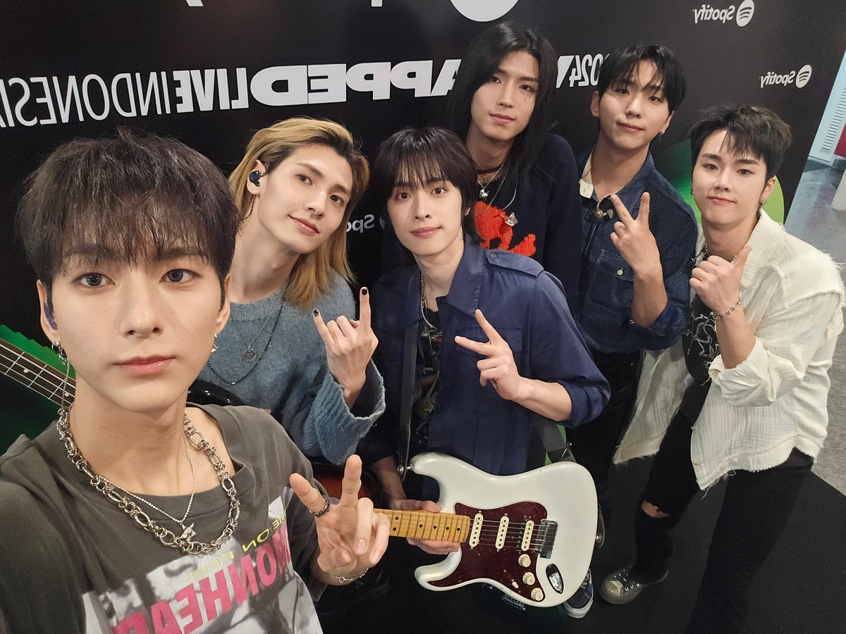 XH_official's tweet image. [ #Xtra_Scenes ]

2024 Spotify Wrapped Live in Jakarta🎇

Thank you for inviting us to this amazing night!💖

#XdinaryHeroes #엑스디너리히어로즈
#WE_ARE_ALL_HEROES
#2024 #SpotifyWrapped