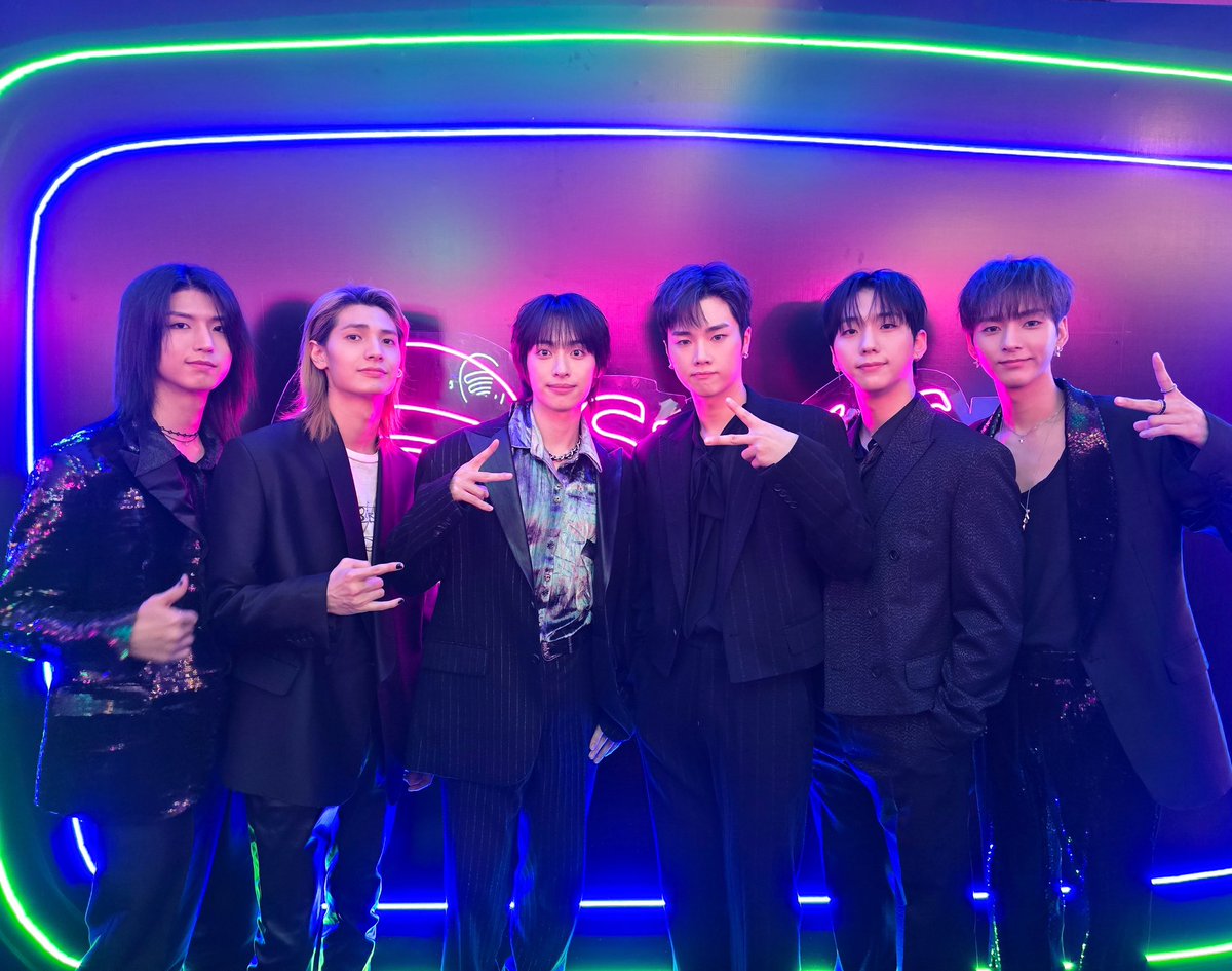 XH_official's tweet image. [ #Xtra_Scenes ]

2024 Spotify Wrapped Live in Jakarta🎇

Thank you for inviting us to this amazing night!💖

#XdinaryHeroes #엑스디너리히어로즈
#WE_ARE_ALL_HEROES
#2024 #SpotifyWrapped