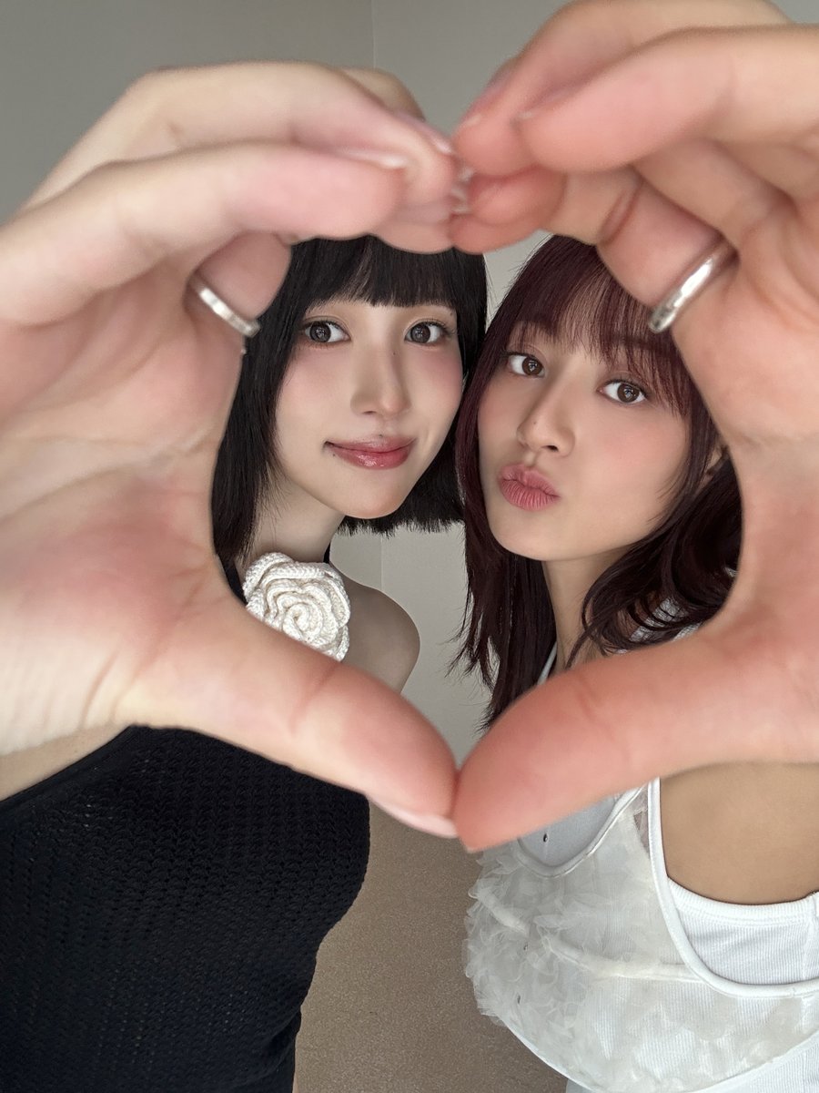 The first rule of the "STRATEGY" selfie is to own it with confidence! TWICE’s selfies radiate self-assurance, and it’s all about feeling good in your own skin. Whether you're posing or candid, confidence will always make your selfie shine brighter.