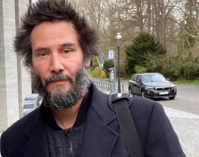 Whoa_Keanu's tweet image. 크리스마스가 다가옵니다.
꾸미기에 적합한 트리를 고르는 것도 일 인데요,
우리 주변에 크리스미스 트리로 쓰기에 적합한
할리우드 스타가 있지는 않은지 돌아봅시다.