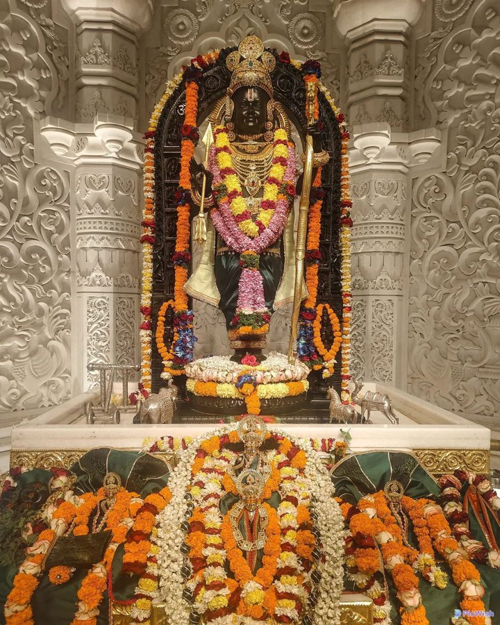 Ayudhika1310's tweet photo. अप्राप्यं नाम नेहास्ति धीरस्य व्यवसायिनः ||
Nothing is out of reach for someone with courage and perseverance.
The grand Ram Mandir is a result of that #ShauryaDiwas (courage of Karsevaks). Demanding what is OURS is the right of Hindus.
Jai Sri Ram 🌺
Shivprabhat🙏🏽 https://t.co/3TobJsyrBg
