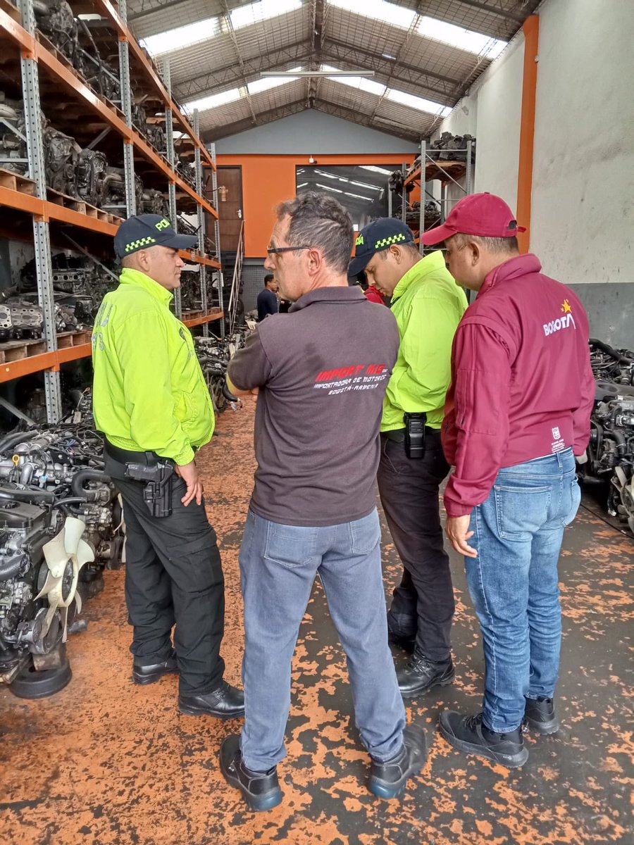SeguridadBOG's tweet photo. Dos personas fueron #capturadas por falsedad marcaria.
Durante el operativo en Los Mártires @PoliciaBogota además incautó autopartes y comprobó el sistema de identificación de 90 automotores. https://t.co/4kxEsAHOOt