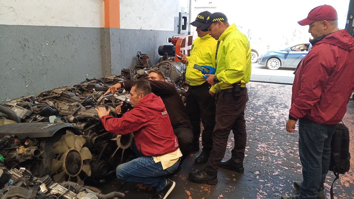 SeguridadBOG's tweet photo. Dos personas fueron #capturadas por falsedad marcaria.
Durante el operativo en Los Mártires @PoliciaBogota además incautó autopartes y comprobó el sistema de identificación de 90 automotores. https://t.co/4kxEsAHOOt