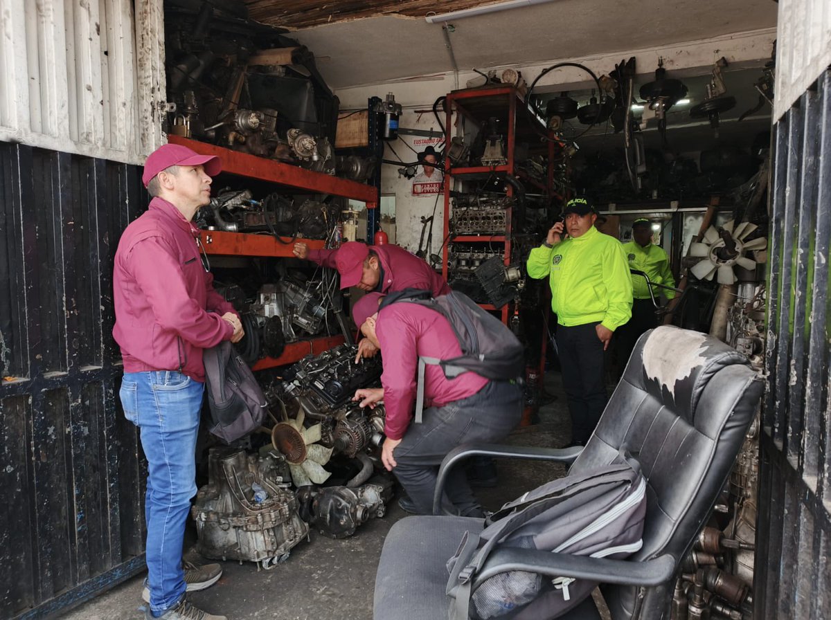 SeguridadBOG's tweet photo. Dos personas fueron #capturadas por falsedad marcaria.
Durante el operativo en Los Mártires @PoliciaBogota además incautó autopartes y comprobó el sistema de identificación de 90 automotores. https://t.co/4kxEsAHOOt