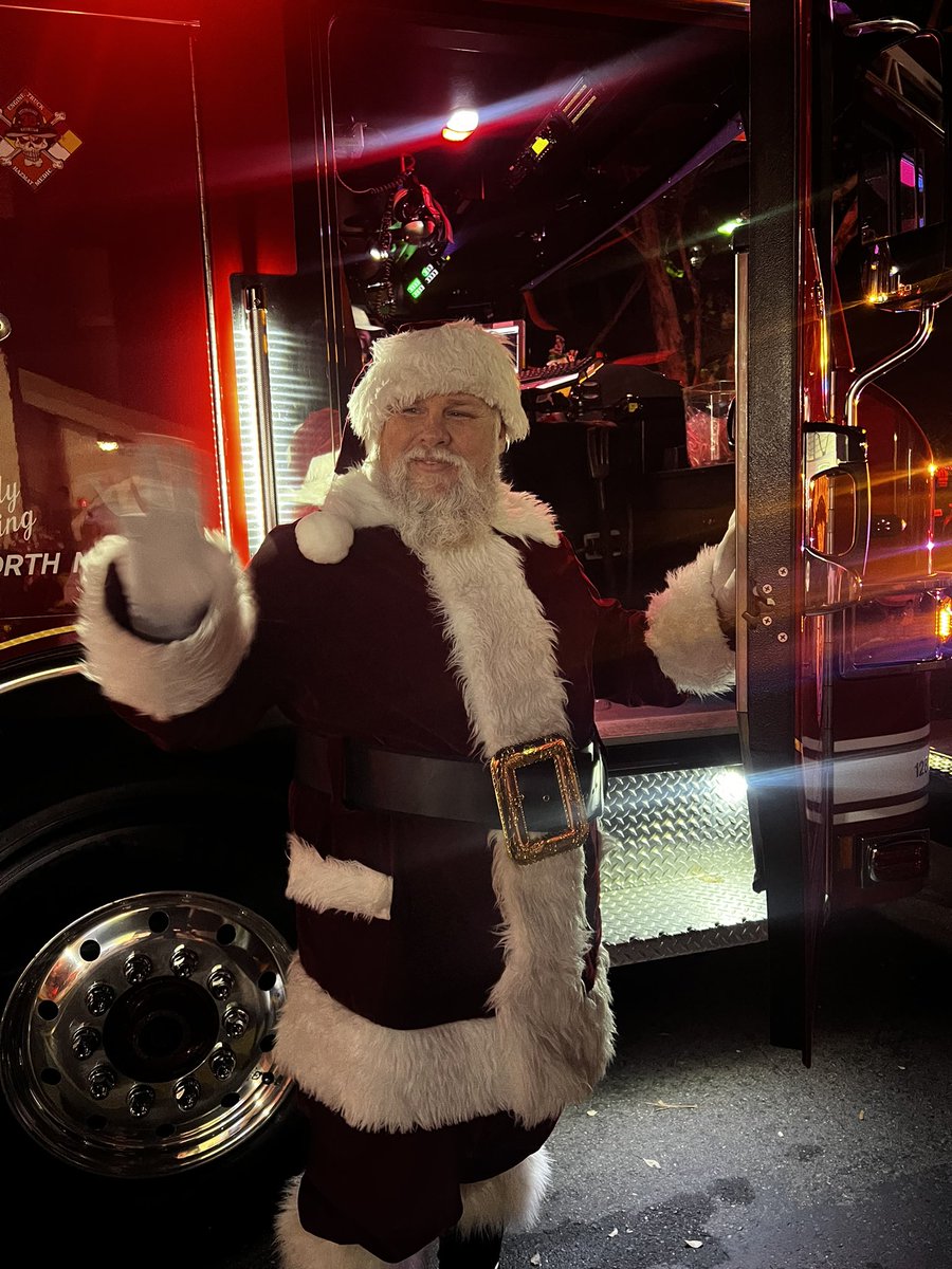 CM_LisaKaplan's tweet photo. Here at S, Regency Park for next 15 min. Then Burberry Community Park. Come say h! So much fun enjoying the holiday cheer.  Thank you for making this stop so special. @SantainD1 #Natomas #bettertogether #Holidaycheer #Firetruck @SacPolice @SacFirePIO #IHSPublicSafety #Station30 https://t.co/wPcWy22vfH