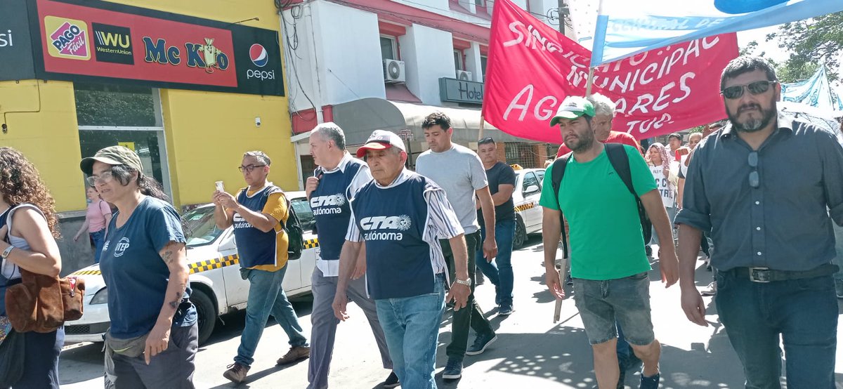 ACT_FNC's tweet photo. Los compañeros d la ACT-FNC,La CCC y otras Org. marcharon en la Jornada Federal d Lucha desde el parque 9 d julio hasta la Plaza Independencia
●Subsidio Para la Producción
●Semillas e Insumos Para la Campaña 24/25
●Proyectos Productivos
●Subsidio Para Reparacion d Maquinarias https://t.co/RghscxpkHO