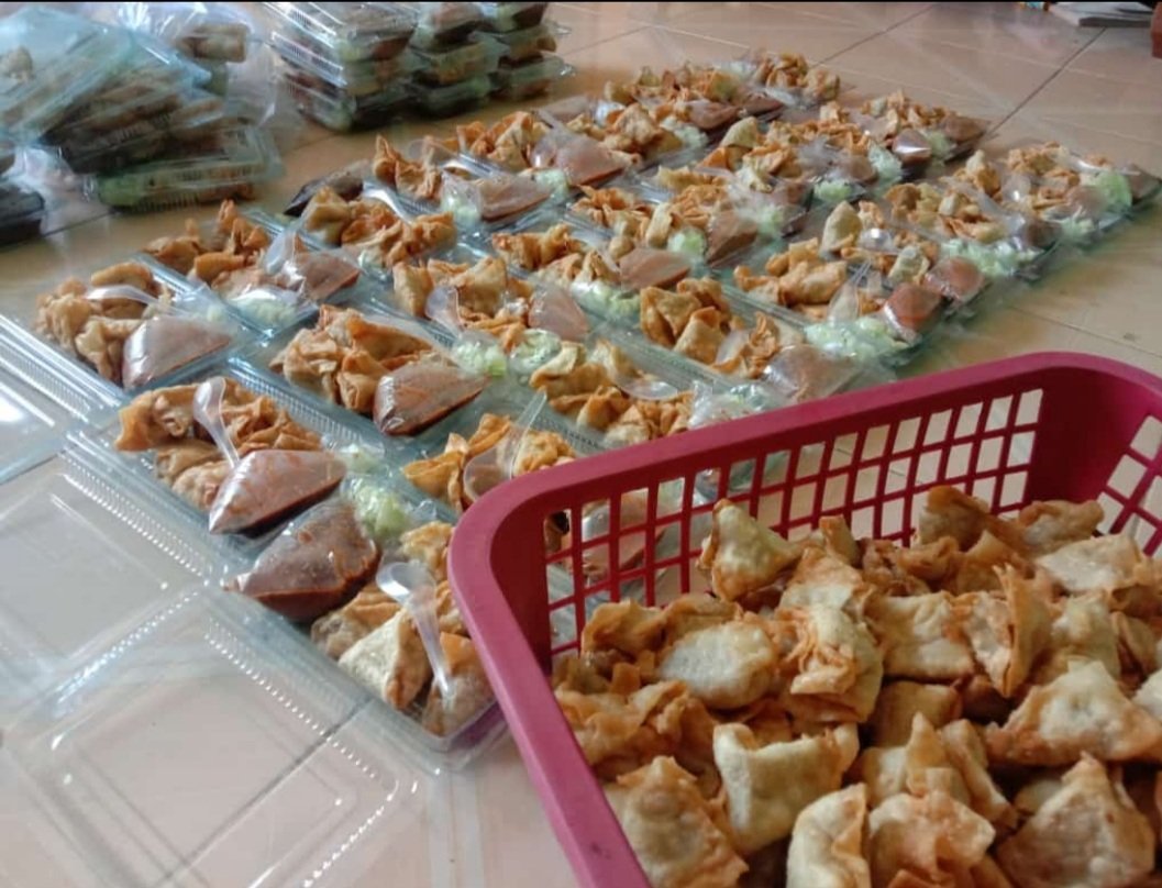 OctasariW's tweet photo. Kamis (28/11),Octasari Wijayanti, Luhkan Kab.Klaten, memdampingi produksi siomay di pengolah Bapak Sugiyanto, Ds Ngalas, sebanyak 50 pax,dengan harga Rp 5.000/pax
#GiatLuhkanSatminkalTegal #Klaten #Panen #Luhlapor https://t.co/UaxZCZ1jAh