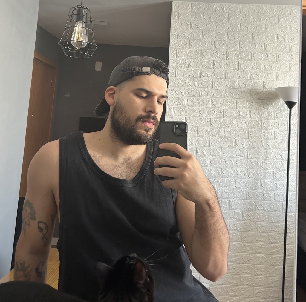loucasmarques's tweet photo. Mirror Selfie Wrapped 2024

pior que 95% das minhas fotos são assim https://t.co/hT0i2z3y6c